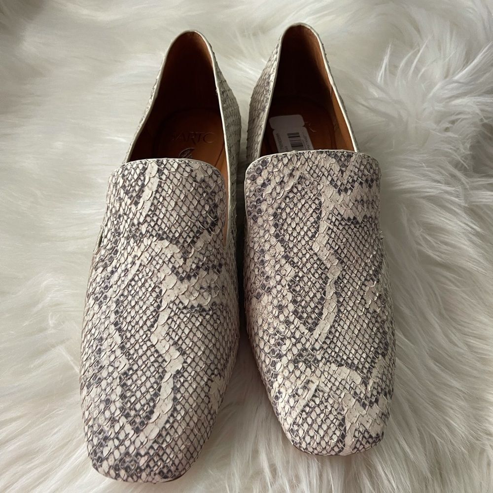 NWOT Sarto snake skin gray loafers, size 10